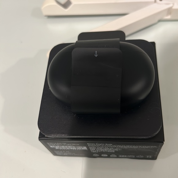 Beats studio buds new in box never been used black - Picture 4 of 6